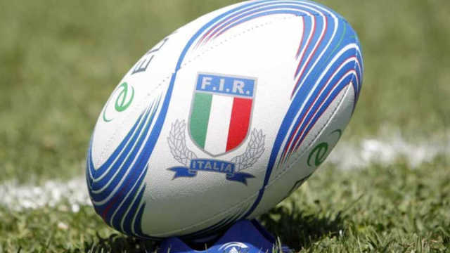 Una palla ovale su un campo da Rugby.