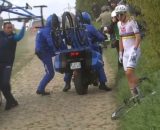 Tadej Pogacar, il cambio di bici alla Roubaix - &copy; Screenshot Eurosport