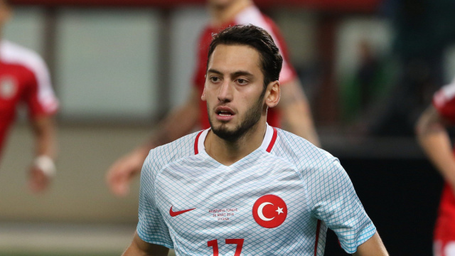 &Ccedil;alhanoğlu in azione con la maglia della nazionale turca nel 2016