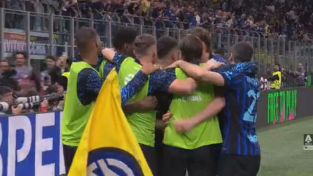 I calciatori dell'Inter esultano dopo l'1a0 di Thuram contro il Cagliari.