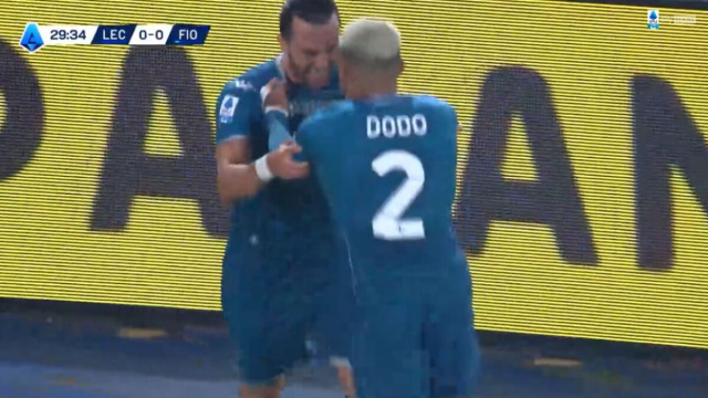 Jack Harrison esulta con Dodo dopo il gol della Fiorentina. (screenshot Sky).