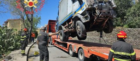 Incidente a Soveria Simeri: compattatore si ribalta, danneggiate due vetture