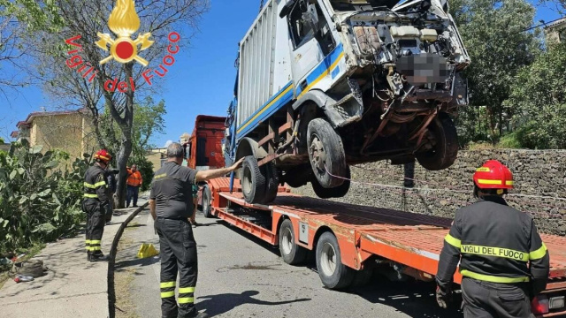 Compattatore danneggiato a Soveria Simeri - &copy; Vigili del Fuoco