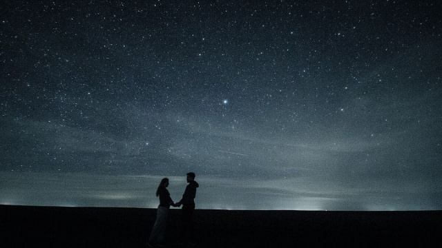 Coppia su sfondo notturno &copy; Pixabay