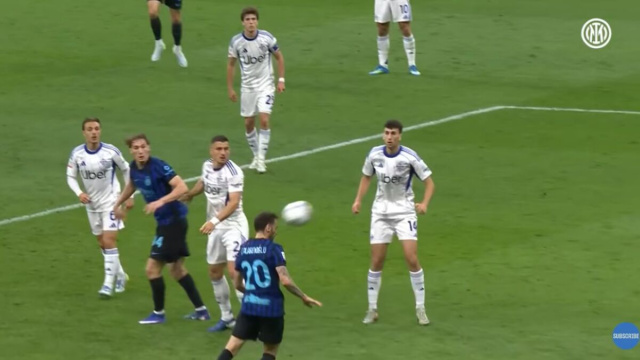 Hakan Calhanoglu segna il gol del 2-2 (Highlights Inter).