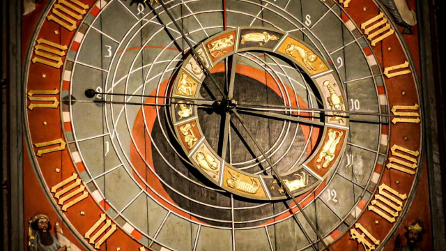 Orologio con quadrante dello zodiaco-&copy;Pexels