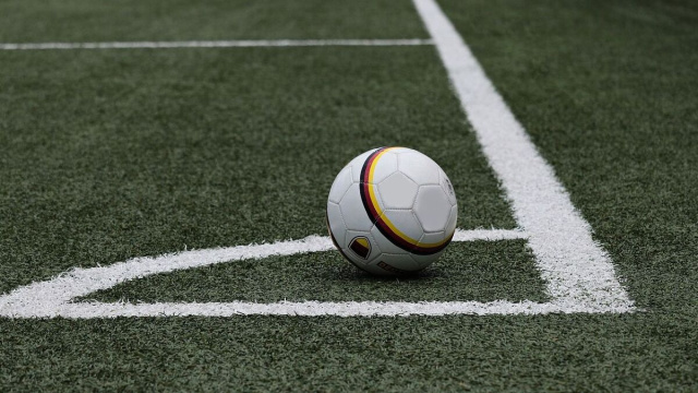 Una palla sulla mezzaluna del calcio d'angolo.