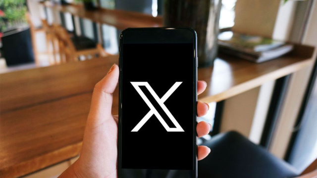 Il logo di x su uno smartphone (x).