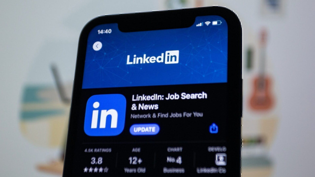 LinkedIn, l'app su uno smartphone.