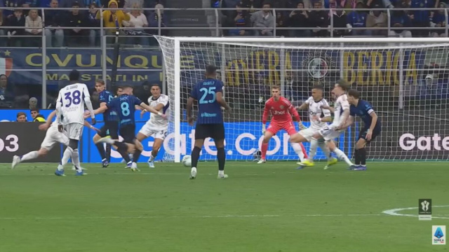 Petar Sucic carica il destro del gol del vantaggio sul Como in semifinale di Coppa Italia.