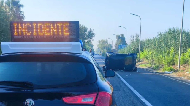Auto si ribalta, muore bimba di 8 anni. In 4 nella Smart, uomo ... &copy; Creative Commons