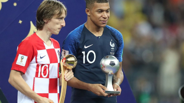 Mbapp&eacute; (a destra) posa con il premio di miglior giovane del campionato del mondo 2018 insieme al croato Luka Modrić