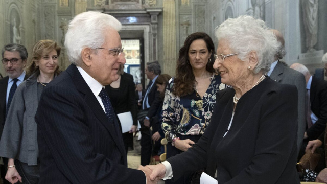 Il presidente Sergio Mattarella assieme alla senatrice e la figlia di quest'ultima (dietro la madre) durante un evento al Quirinale nel 2019