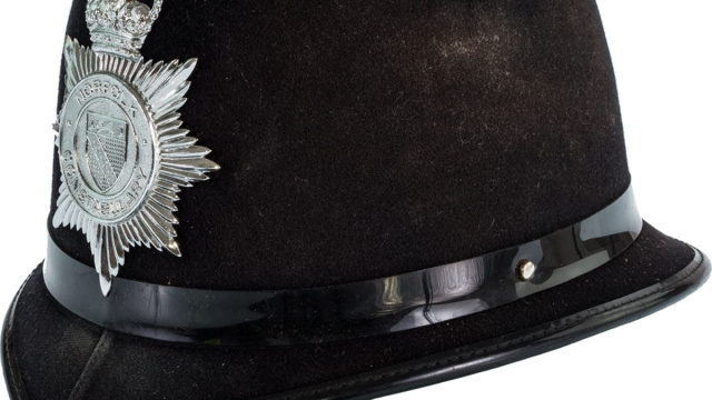 Casco Polizia Regno Unito 2 &copy; Creative Commons