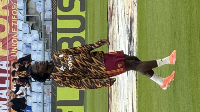 File:Manu Kon&eacute; durante il riscaldamento di Roma-Lille (cropped ... &copy; Creative Commons