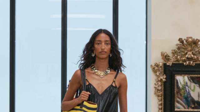 Le borse di paglia Chanel Cruise 2026 2027 evocano lo spirito boho ... &copy; Creative Commons