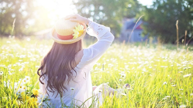 Ragazza seduta su un prato verde (&copy;pixabay.com)