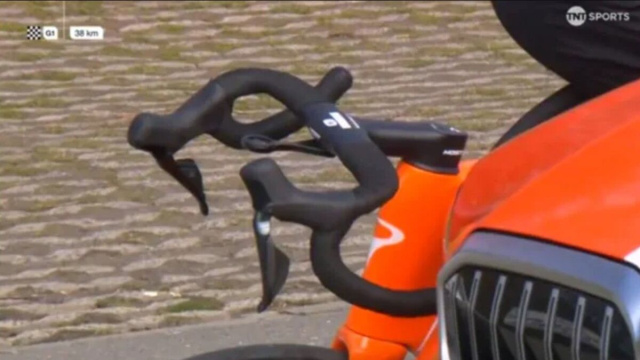 Il manubrio rotto di Filippo Ganna - &copy; Screenshot TNT Sport