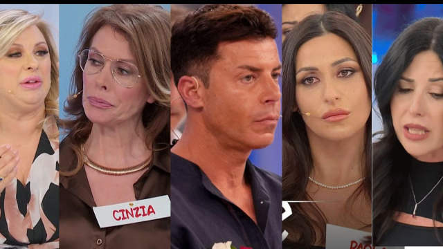 Tina Cipollari, Cinzia Paolini, Diego Tavani, Paola Fatuzzo e Rosanna Siino &copy; Canale 5.