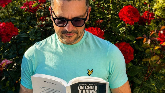 Roberto Arduini con il libro Un chilo d'anima-&copy; Foto di Roberto Arduini