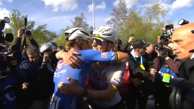 Tadej Pogacar e Mathieu Van der Poel all'arrivo del Fiandre - &copy; Screenshot Eurosport
