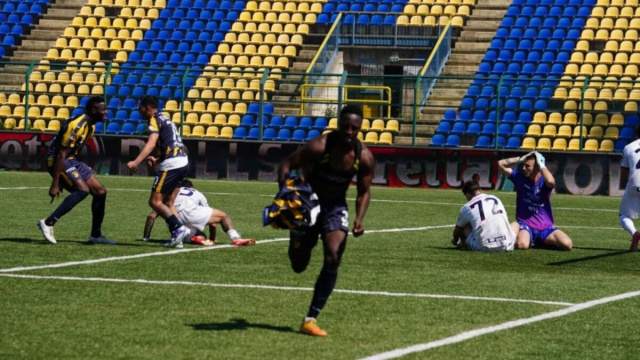 Balde esulta dopo il gol al Crotone - &copy; Facebook / Giugliano Calcio