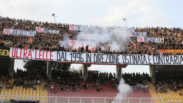 striscioni Curva Nord &ndash; Ultr&agrave; Lecce 1996 &ndash; Lecce-Atalanta 0-4 ... &copy; Creative Commons