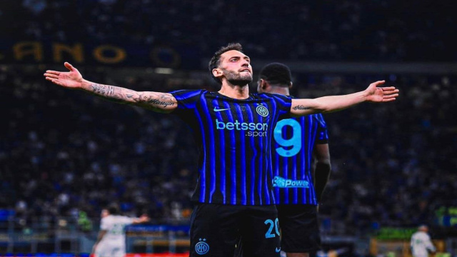 Hakan Calhanoglu con la maglia dell'Inter. (Foto: profilo Instagram ufficiale Hakan Calhanoglu).