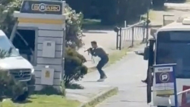 Un frame dei video della sparatoria.