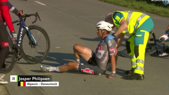 Jasper Philipsen dice addio alla Milano-Sanremo? Brutta caduta nel ... &copy; Creative Commons