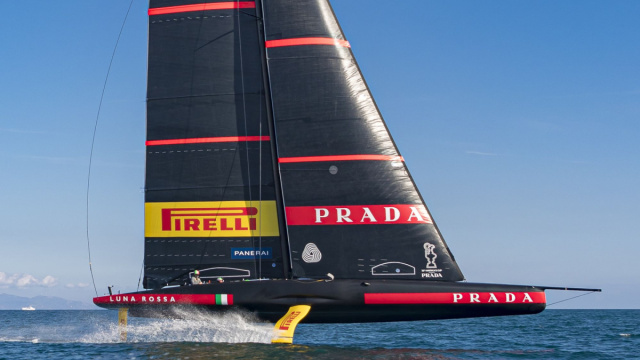 Luna Rossa in mare (Wikimedia Commons).