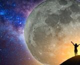 Donna che ammira il cielo con la luna e le stelle &copy; Pixabay