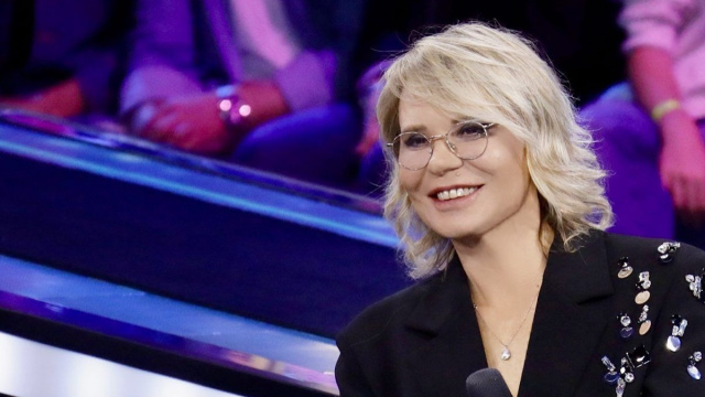 Maria De Filippi ritratta ad Amici. Mediasetplay