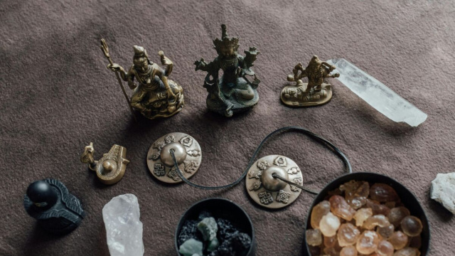 Pietro minerali e simboli mitologici-Pexels
