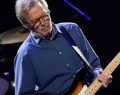 Eric Clapton: durante un concerto gli lanciano un vinile, abbandona il palco infastidito