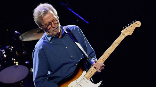 Eric Clapton durante un concerto (&copy; Facebook)