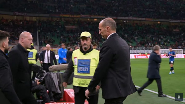 Massimiliano Allegri esce deluso dalla sconfitta contro l'Atalanta (Screenshot DAZN).