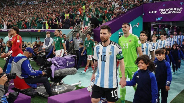 Messi entra in campo prima della vittoriosa partita contro il Messico al campionato del mondo 2022