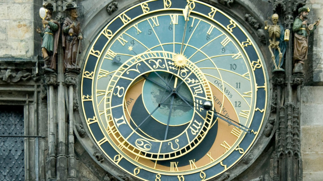 Orologio con segni zodiacali e numero romani-&copy; Pexels