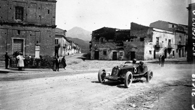 Un passaggio della Maserati 26 MM di Luigi Fagioli nell'edizione 1928