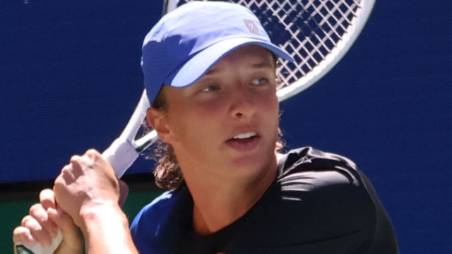 Iga Świątek at practice with Caroline Wozniacki in Arthur Ashe Stadium ahead of the 2023 US Open