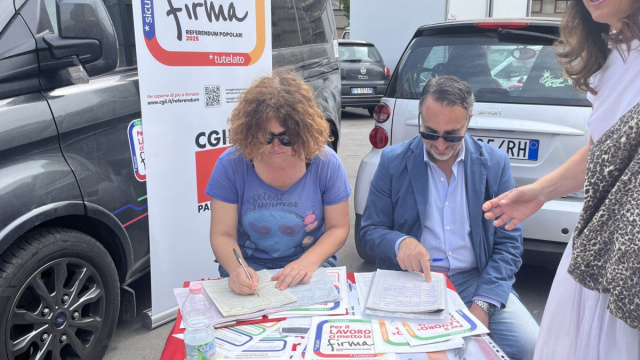 Procede tra mercatini, piazze e luoghi di lavoro la raccolta firme ... &copy; Creative Commons