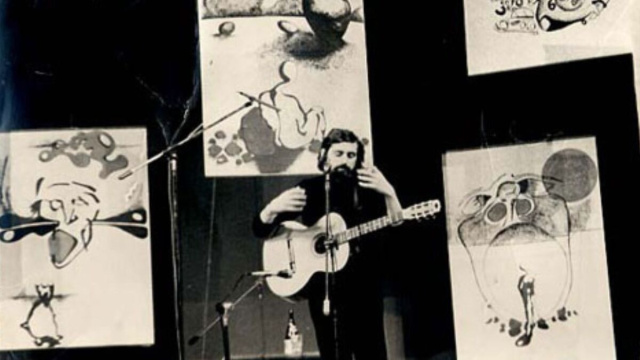 Francesco Guccini in concerto (Wikimedia Commons).