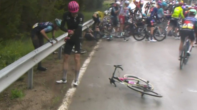 La caduta nella seconda tappa del Giro d'Italia - &copy; Screenshot Eurosport