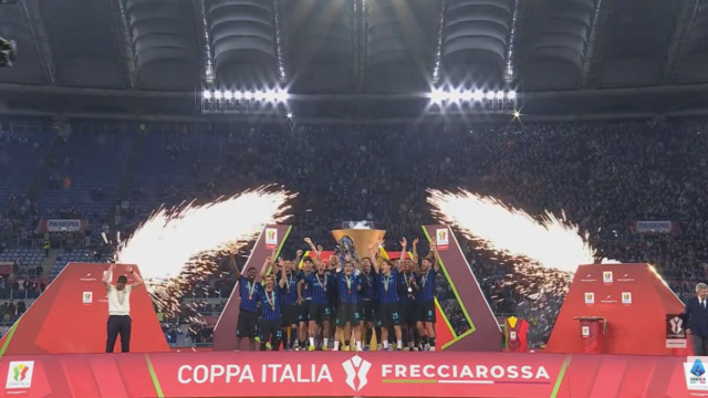 Lautaro Martinez alza al cielo di Roma la Coppa Italia.