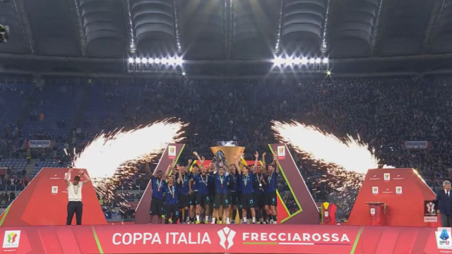 Lautaro Martinez alza la coppa Italia dopo la vittoria per 2-0 contro la Lazio.