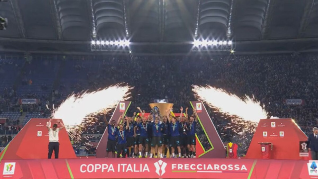 Lautaro Martinez alza la coppa Italia.png