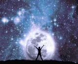 Soggetto maschile che osserva la luna e le stelle &copy; Pixabay