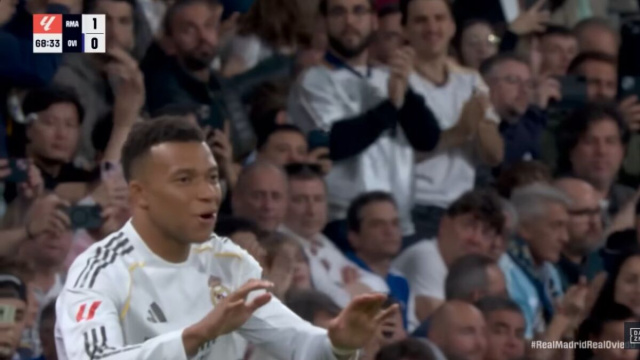 Kylian Mbapp&eacute; entra in campo contro l'Oviedo.