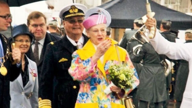 La regina Margherita II a Kolding nel 2010 con indosso il suo impermeabile
